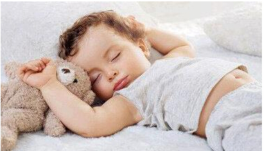 睡眠有助于孩子的生长发育，在夜间成长